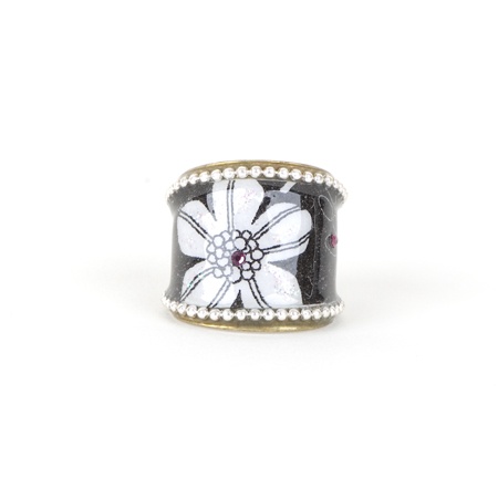 Ronde ring met witte bloem