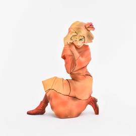 Sculptuur 'Kniendes Mädchen in orange-rotem'