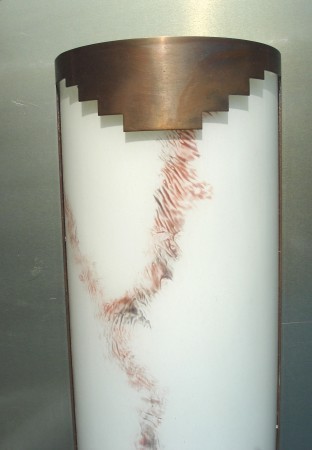 Wandlamp Aruba met licht bronzen armatuur en roomwit gemarmerd glas met roesttint ader