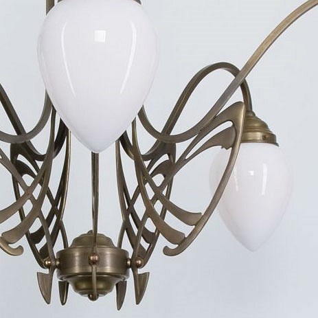 Detail Victor Horta Kroonluchter Elegantie met opaal witte glaskappen