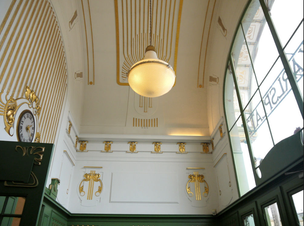 Een authentiek model in de hal van het Karlsplatz Stadtbahn-station.